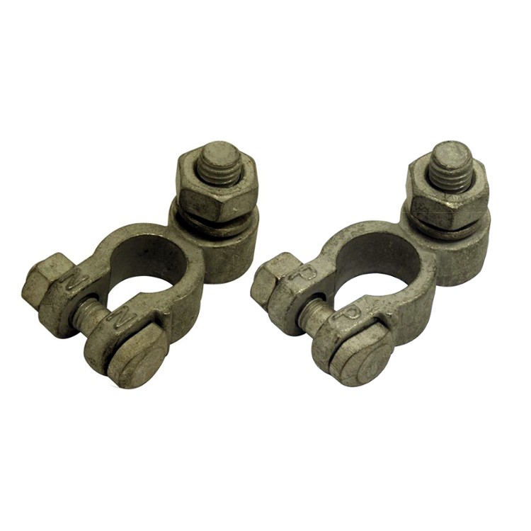 1 - Par de terminales de batería con polos positivo y negativo de diferentes diámetros